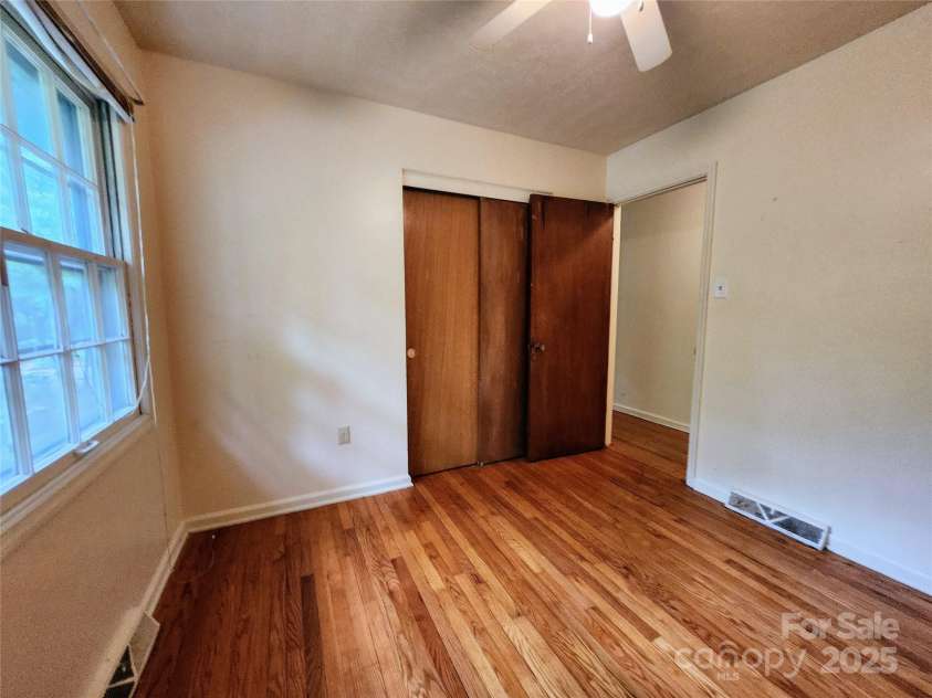 150 Wyoming Road, Asheville, NC 28803.  MLS# CAR4256286, YatesRealty ID 13380. 