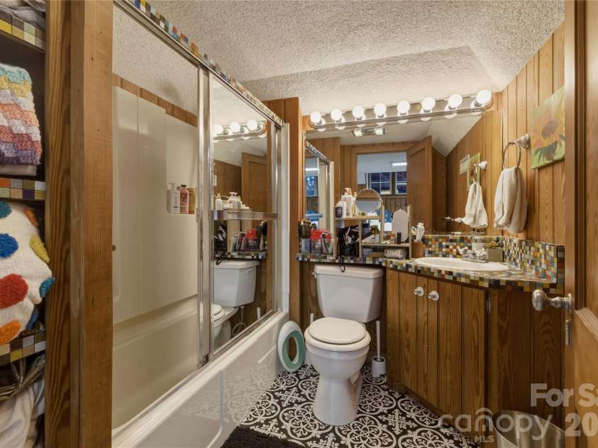 401 Highland Avenue, Lenoir, NC 28645.  MLS# CAR4357182, YatesRealty ID 13380. 