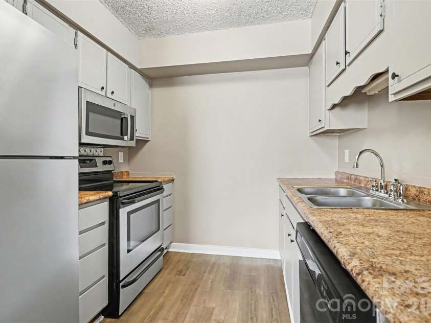 6107 Bent Tree Court, Charlotte, NC 28212.  MLS# CAR4352141, YatesRealty ID 13382. 