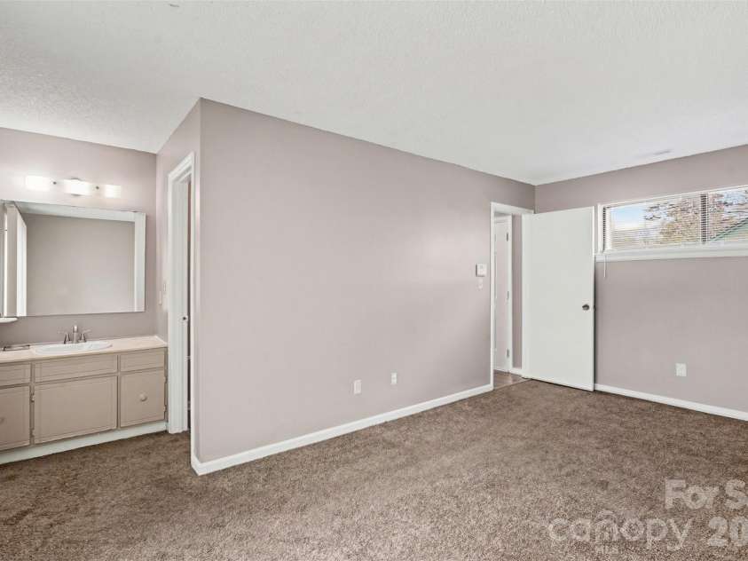 6107 Bent Tree Court, Charlotte, NC 28212.  MLS# CAR4352141, YatesRealty ID 13382. 