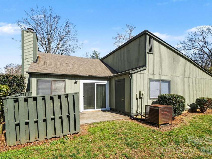 6107 Bent Tree Court, Charlotte, NC 28212.  MLS# CAR4352141, YatesRealty ID 13382. 