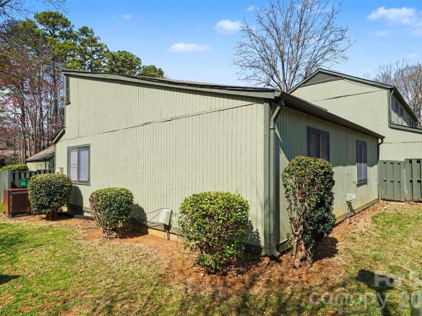 6107 Bent Tree Court, Charlotte, NC 28212.  MLS# CAR4352141, YatesRealty ID 13382. 