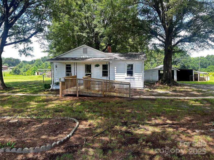 135 Hendren Lane, Hiddenite, NC 28636.  MLS# CAR4250014, YatesRealty ID 13383. 