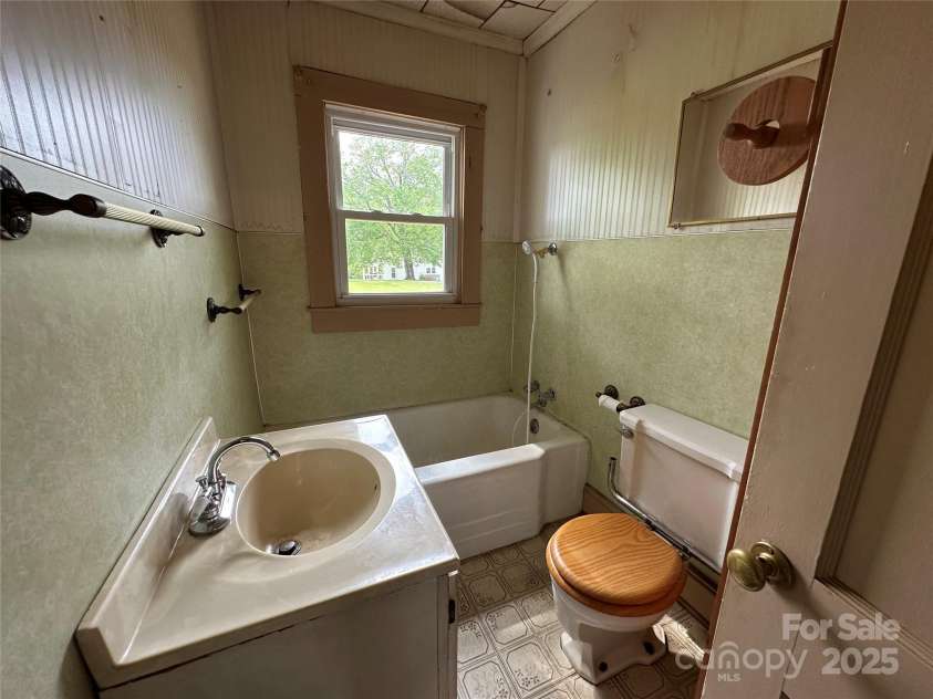 135 Hendren Lane, Hiddenite, NC 28636.  MLS# CAR4250014, YatesRealty ID 13383. 