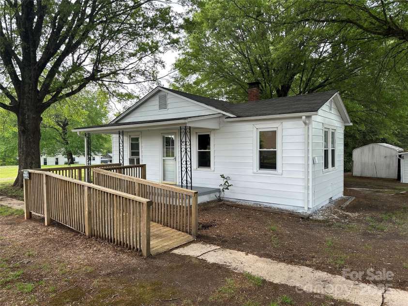 135 Hendren Lane, Hiddenite, NC 28636.  MLS# CAR4250014, YatesRealty ID 13383. 