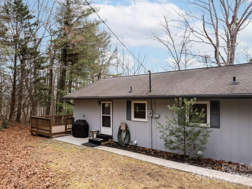 202 Otto Heights Road, Franklin, NC 28734.  MLS# CAR4255969, YatesRealty ID 13384. 