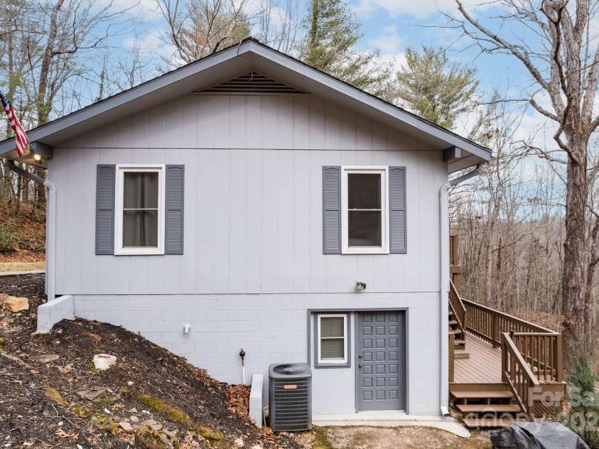 202 Otto Heights Road, Franklin, NC 28734.  MLS# CAR4255969, YatesRealty ID 13384. 