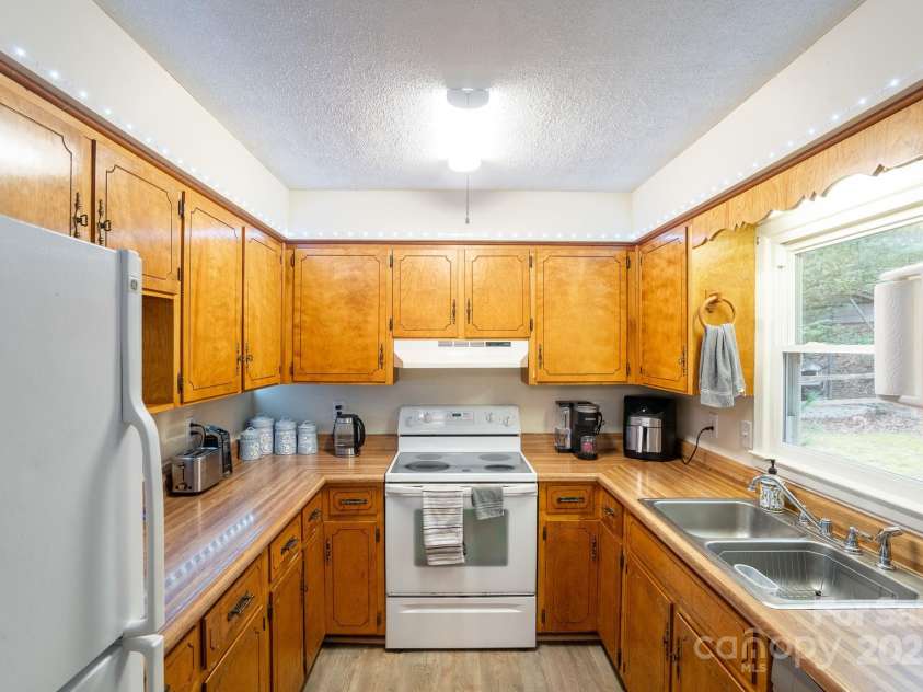 202 Otto Heights Road, Franklin, NC 28734.  MLS# CAR4255969, YatesRealty ID 13384. 