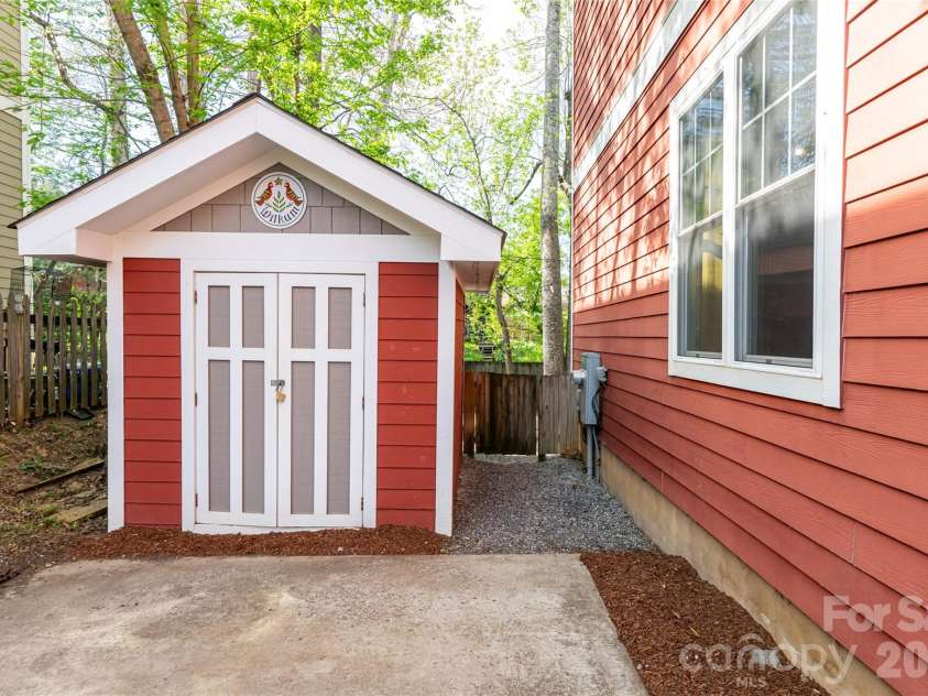 25 Lamar Avenue, Asheville, NC 28803.  MLS# CAR4369614, YatesRealty ID 13384. 