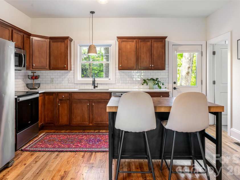 25 Lamar Avenue, Asheville, NC 28803.  MLS# CAR4369614, YatesRealty ID 13384. 