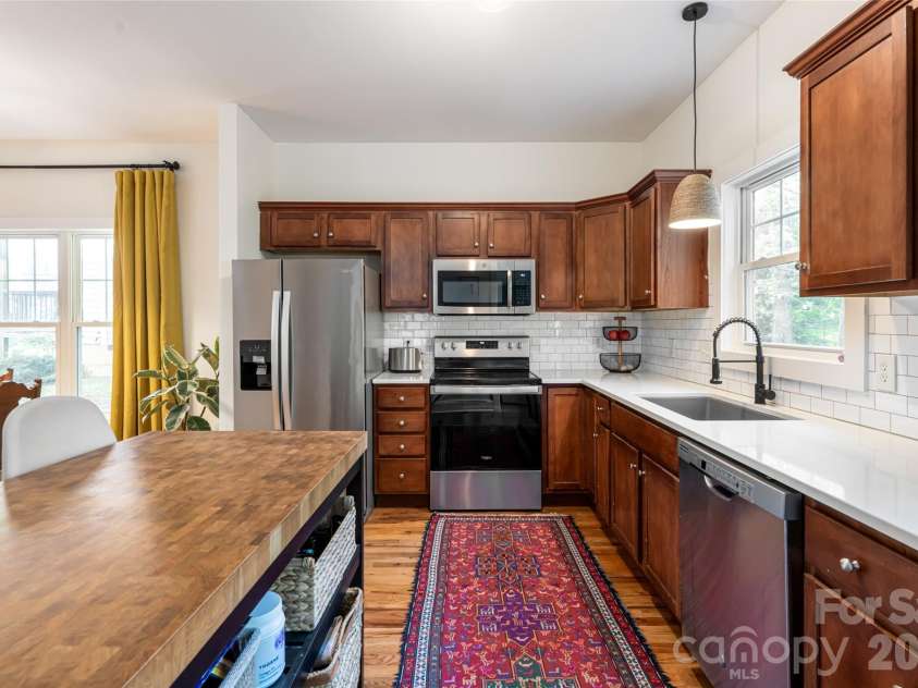 25 Lamar Avenue, Asheville, NC 28803.  MLS# CAR4369614, YatesRealty ID 13384. 