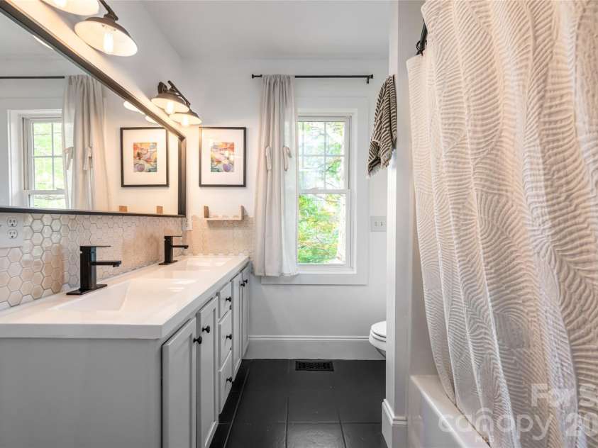 25 Lamar Avenue, Asheville, NC 28803.  MLS# CAR4369614, YatesRealty ID 13384. 