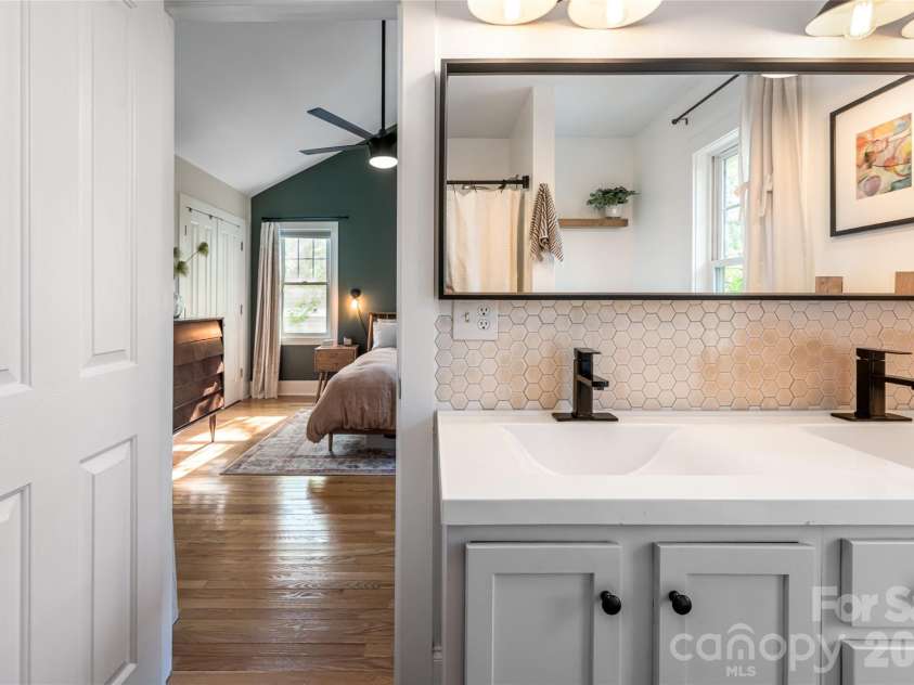 25 Lamar Avenue, Asheville, NC 28803.  MLS# CAR4369614, YatesRealty ID 13384. 