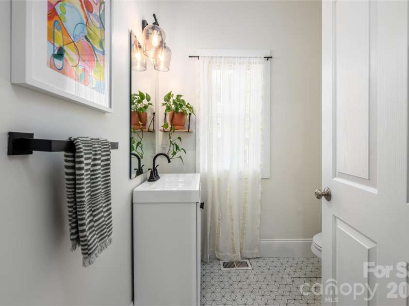 25 Lamar Avenue, Asheville, NC 28803.  MLS# CAR4369614, YatesRealty ID 13384. 