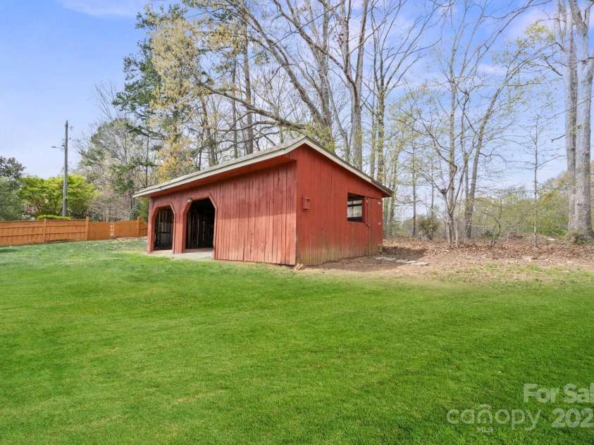 1620 London Road, Mooresville, NC 28115.  MLS# CAR4281112, YatesRealty ID 13387. Chicken Coop