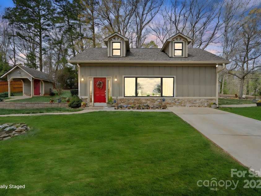 1620 London Road, Mooresville, NC 28115.  MLS# CAR4281112, YatesRealty ID 13387. The Guest House is 2 Story , 1 Bedroom and 1 bath house that is 668 sq feet. It is very modern and completely up to date.