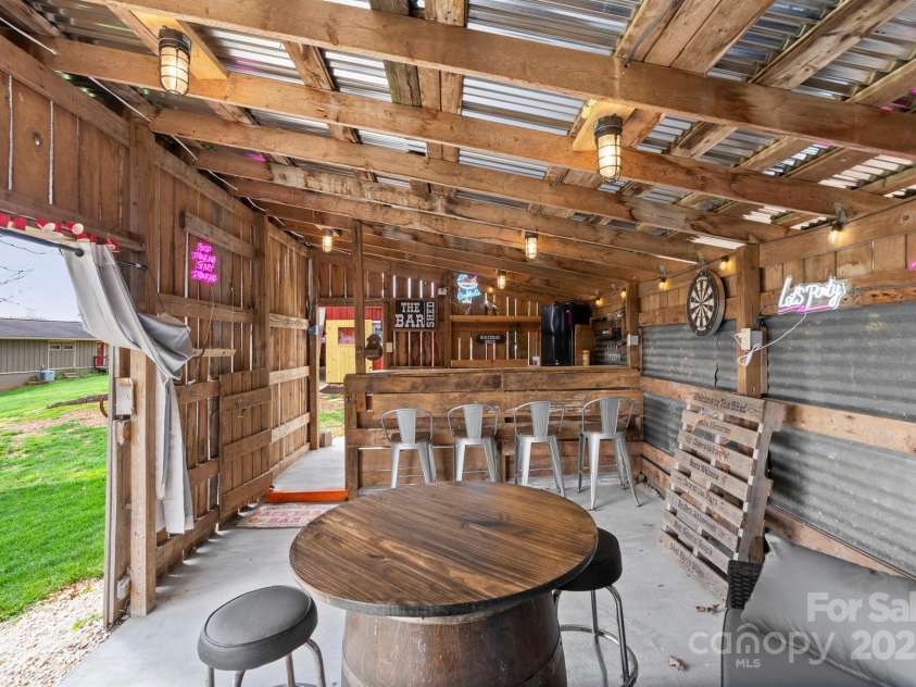 1620 London Road, Mooresville, NC 28115.  MLS# CAR4281112, YatesRealty ID 13387. This is the interior of the Bar.
