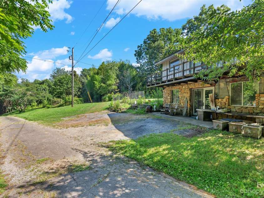 3 Pond Road Circle, Asheville, NC 28806.  MLS# CAR4056323, YatesRealty ID 13389. 