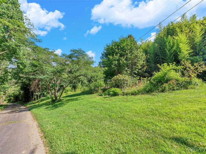 3 Pond Road Circle, Asheville, NC 28806.  MLS# CAR4056323, YatesRealty ID 13389. 