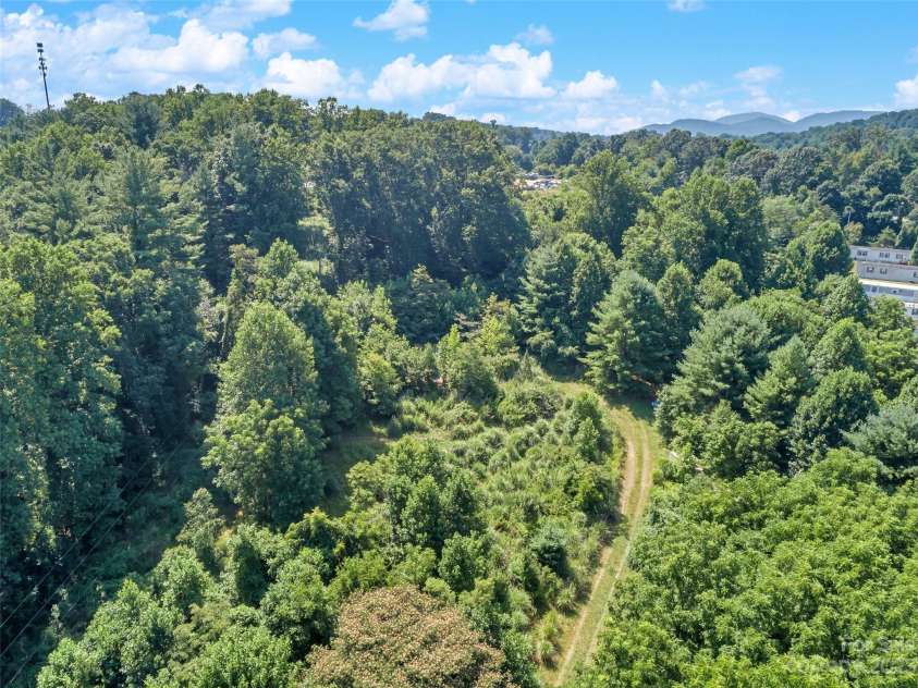 3 Pond Road Circle, Asheville, NC 28806.  MLS# CAR4056323, YatesRealty ID 13389. 