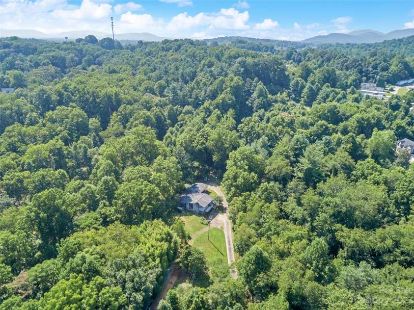 3 Pond Road Circle, Asheville, NC 28806.  MLS# CAR4056323, YatesRealty ID 13389. 