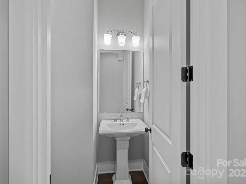 911 Naples Drive, Davidson, NC 28036.  MLS# CAR4245837, YatesRealty ID 13393. 