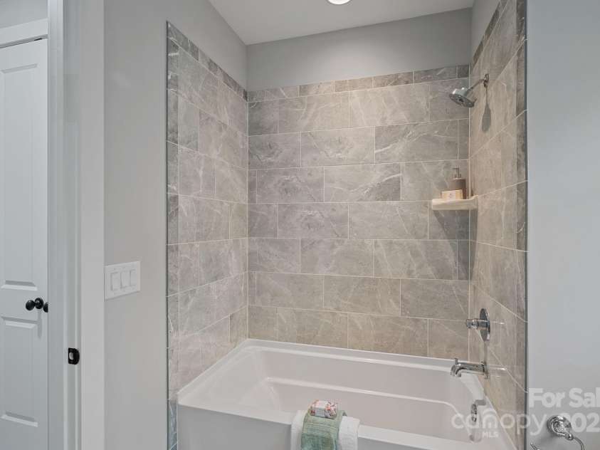 911 Naples Drive, Davidson, NC 28036.  MLS# CAR4245837, YatesRealty ID 13393. 