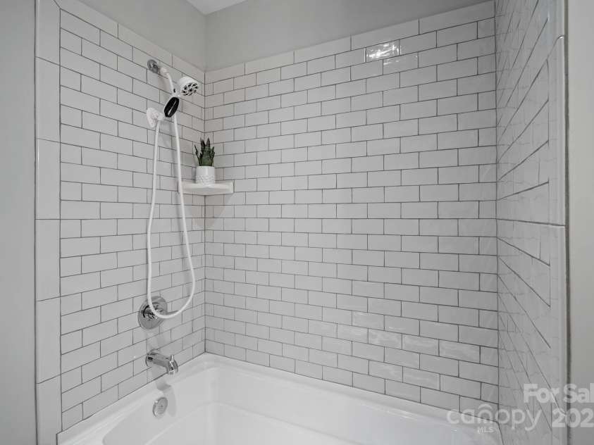 911 Naples Drive, Davidson, NC 28036.  MLS# CAR4245837, YatesRealty ID 13393. 