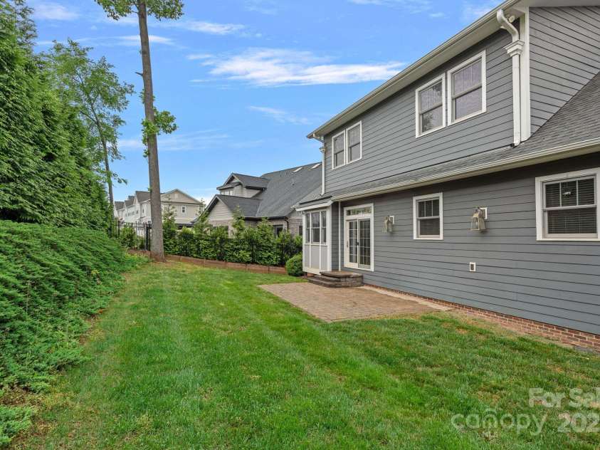 911 Naples Drive, Davidson, NC 28036.  MLS# CAR4245837, YatesRealty ID 13393. 