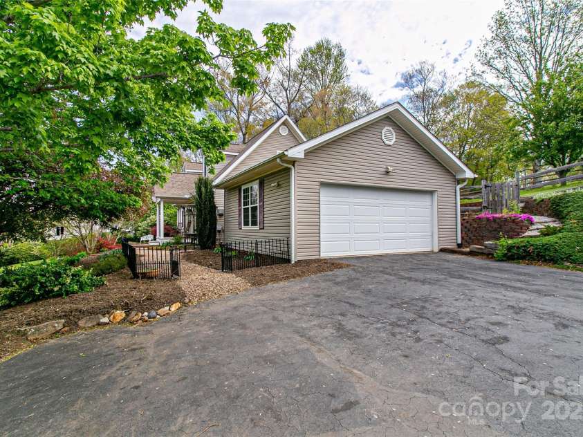 25 Willow Brook Drive, Asheville, NC 28806.  MLS# CAR4259822, YatesRealty ID 13394. 
