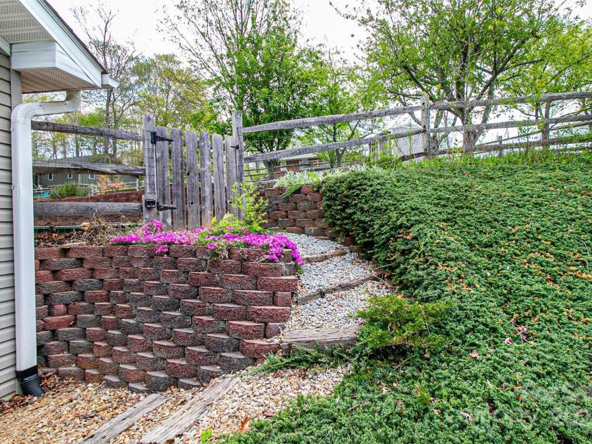 25 Willow Brook Drive, Asheville, NC 28806.  MLS# CAR4259822, YatesRealty ID 13394. 