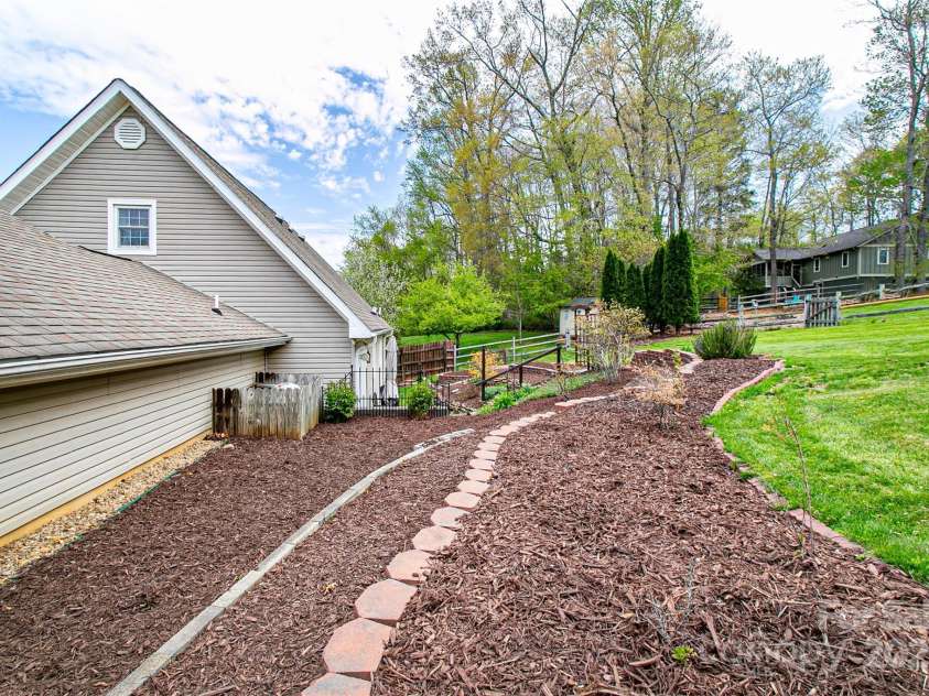 25 Willow Brook Drive, Asheville, NC 28806.  MLS# CAR4259822, YatesRealty ID 13394. 