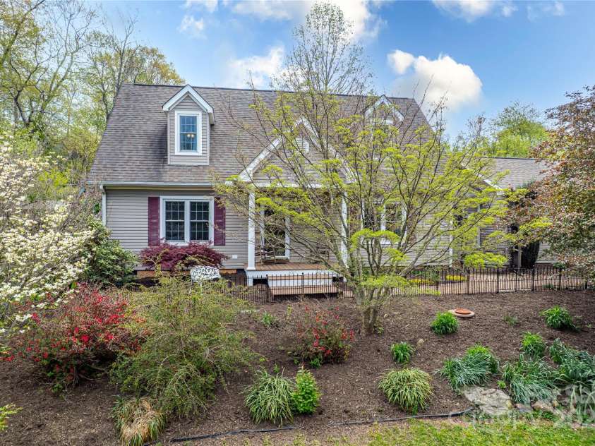 25 Willow Brook Drive, Asheville, NC 28806.  MLS# CAR4259822, YatesRealty ID 13394. 