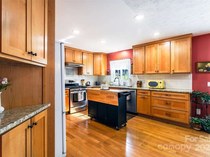 25 Willow Brook Drive, Asheville, NC 28806.  MLS# CAR4259822, YatesRealty ID 13394. 