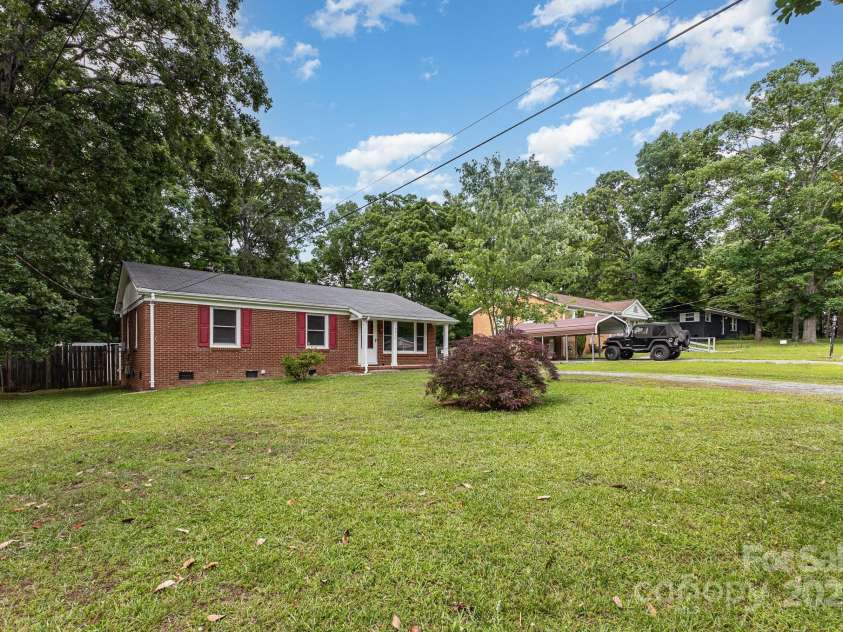 4915 Galax Drive, Charlotte, NC 28213.  MLS# CAR4258374, YatesRealty ID 13396. 