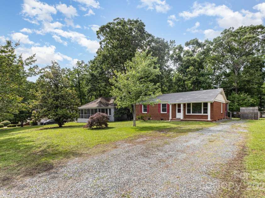 4915 Galax Drive, Charlotte, NC 28213.  MLS# CAR4258374, YatesRealty ID 13396. 