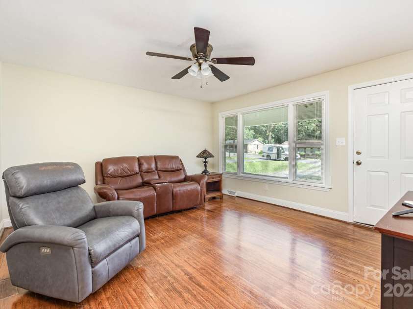 4915 Galax Drive, Charlotte, NC 28213.  MLS# CAR4258374, YatesRealty ID 13396. 