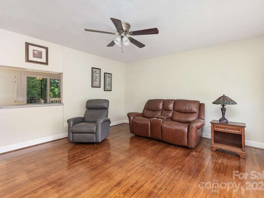 4915 Galax Drive, Charlotte, NC 28213.  MLS# CAR4258374, YatesRealty ID 13396. 