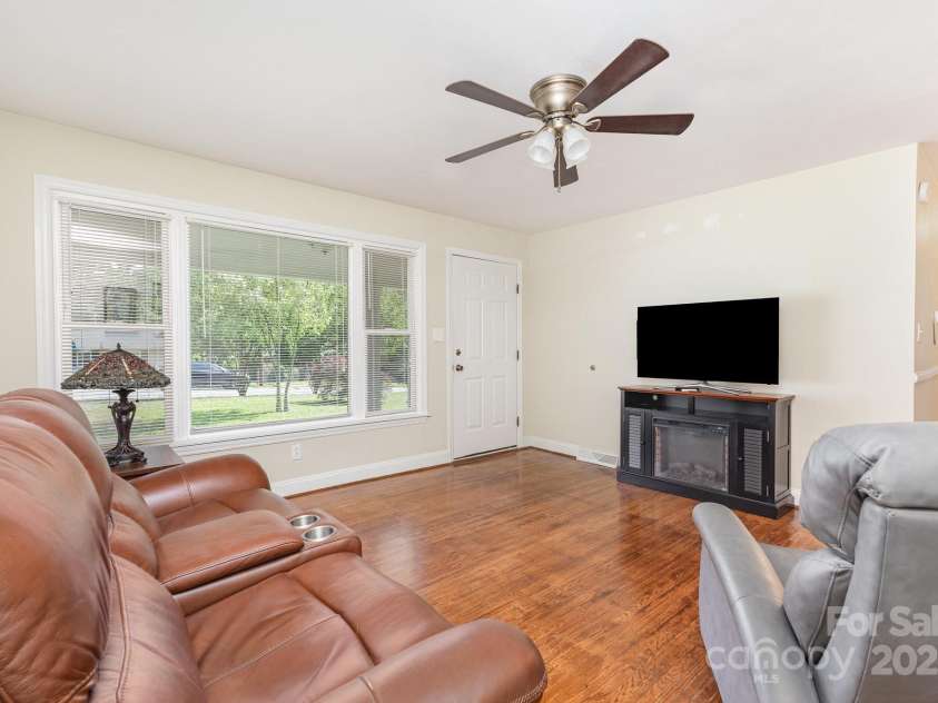 4915 Galax Drive, Charlotte, NC 28213.  MLS# CAR4258374, YatesRealty ID 13396. 