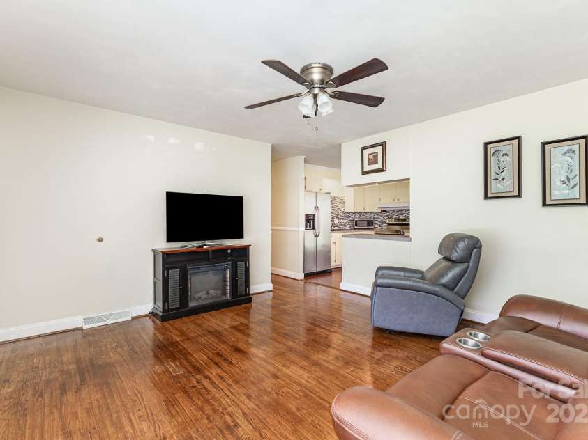 4915 Galax Drive, Charlotte, NC 28213.  MLS# CAR4258374, YatesRealty ID 13396. 