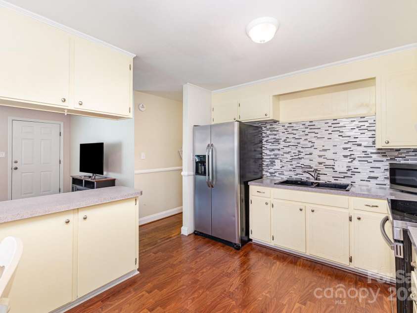 4915 Galax Drive, Charlotte, NC 28213.  MLS# CAR4258374, YatesRealty ID 13396. 