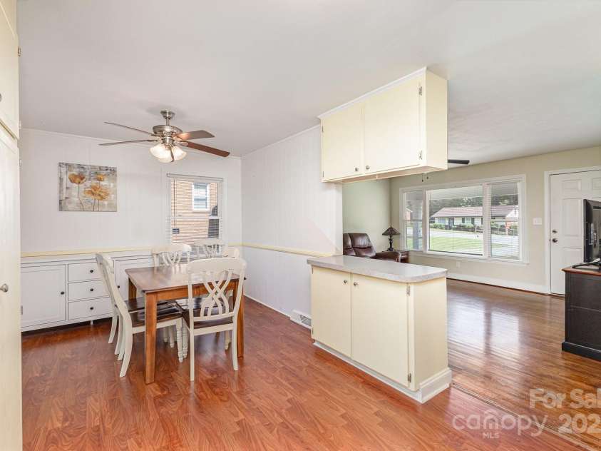 4915 Galax Drive, Charlotte, NC 28213.  MLS# CAR4258374, YatesRealty ID 13396. 