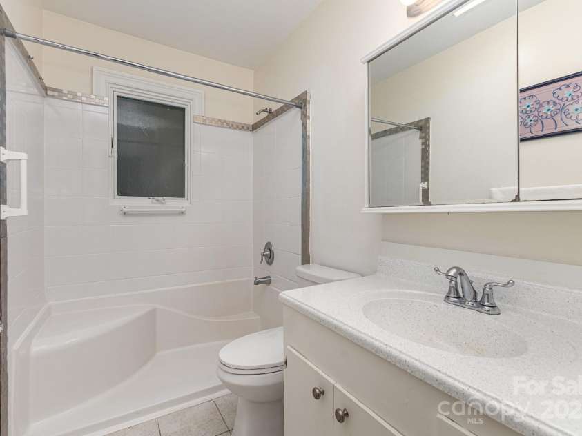 4915 Galax Drive, Charlotte, NC 28213.  MLS# CAR4258374, YatesRealty ID 13396. 