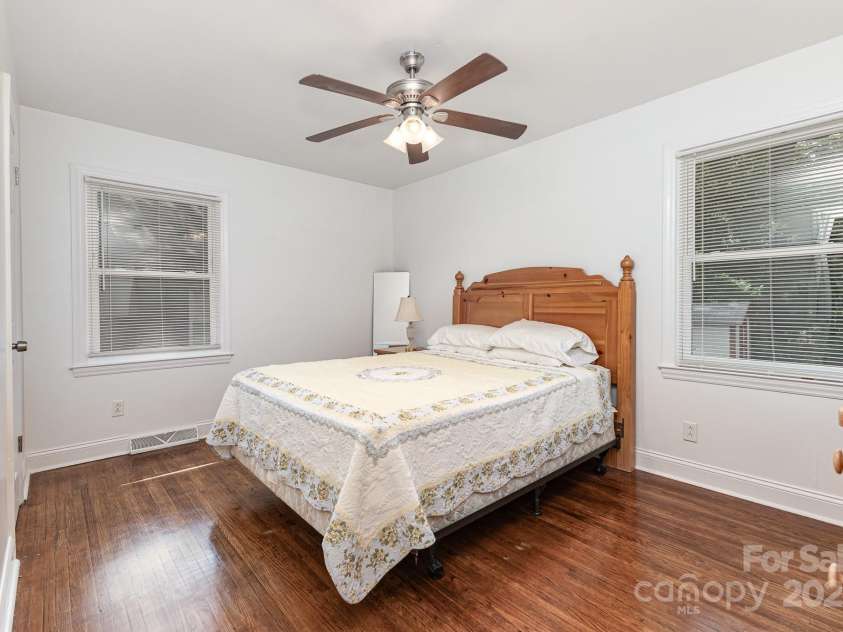 4915 Galax Drive, Charlotte, NC 28213.  MLS# CAR4258374, YatesRealty ID 13396. 
