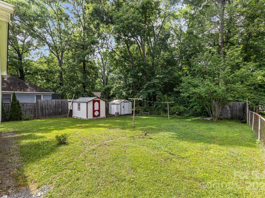 4915 Galax Drive, Charlotte, NC 28213.  MLS# CAR4258374, YatesRealty ID 13396. 