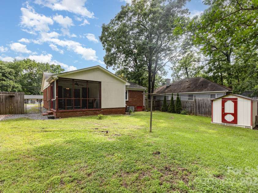 4915 Galax Drive, Charlotte, NC 28213.  MLS# CAR4258374, YatesRealty ID 13396. 