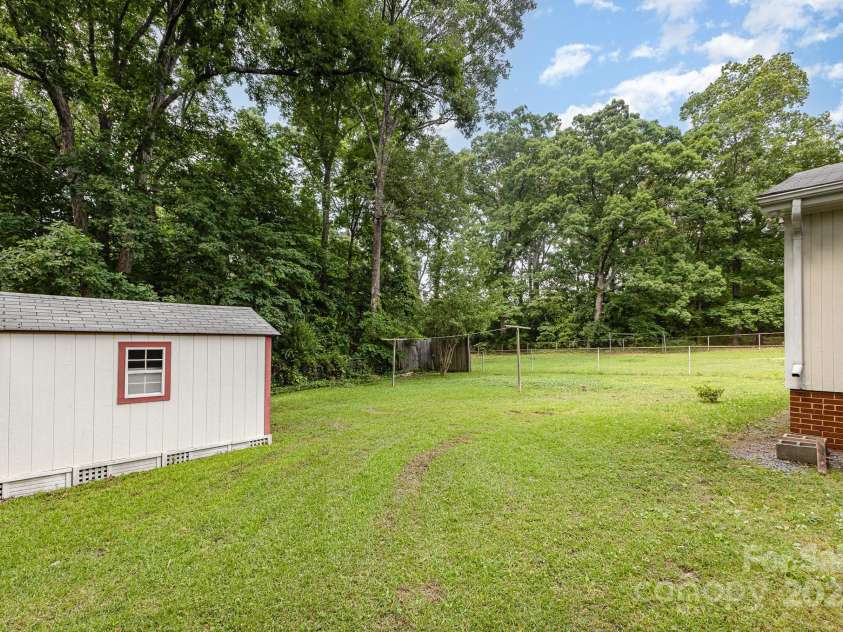 4915 Galax Drive, Charlotte, NC 28213.  MLS# CAR4258374, YatesRealty ID 13396. 