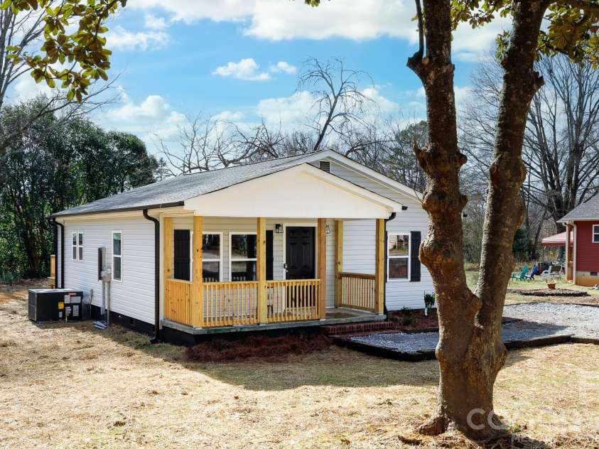 22 Center Street, York, SC 29745.  MLS# CAR4344752, YatesRealty ID 13397. 
