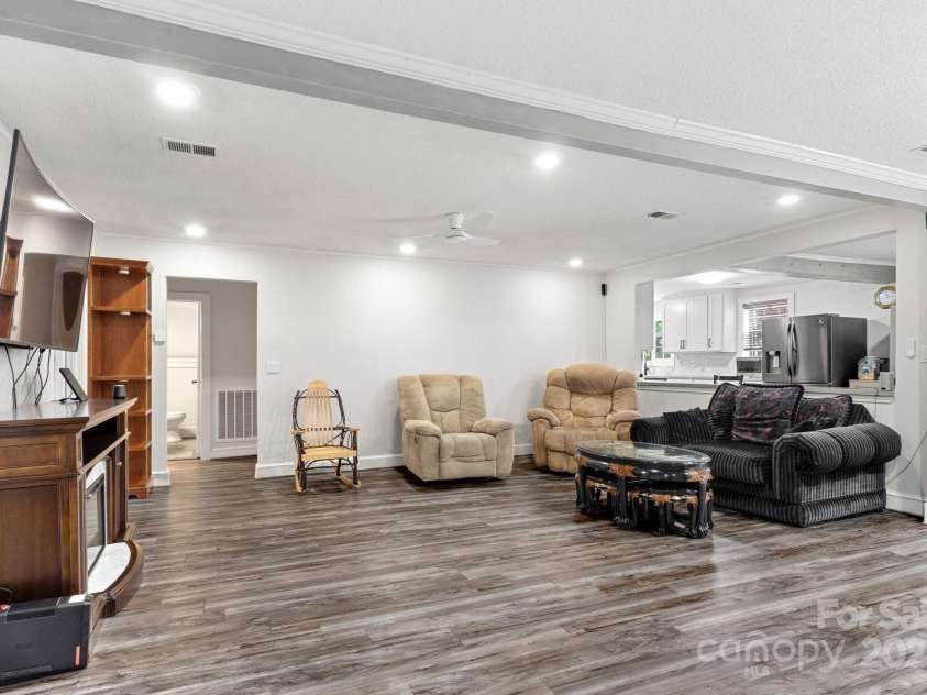 814 Columbia Drive, Chester, SC 29706.  MLS# CAR4248454, YatesRealty ID 13397. 