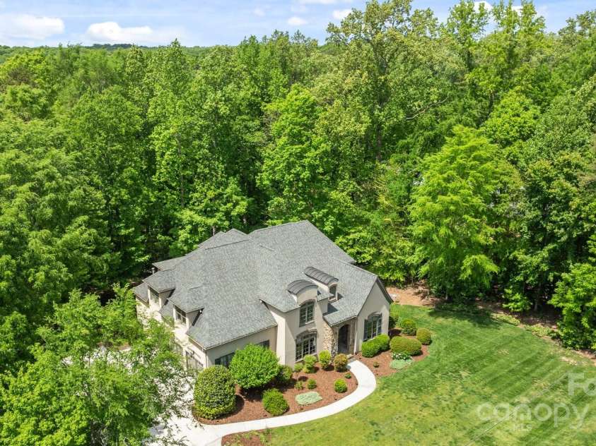 914 Elizabeth Lane, Matthews, NC 28105.  MLS# CAR4245380, YatesRealty ID 13399. 